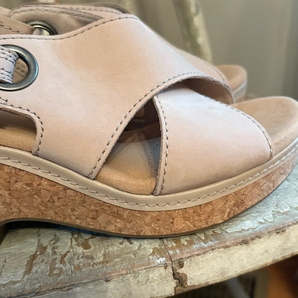 Clark’s Women's Giselle Loop Wedge Sandals Taupe size 7